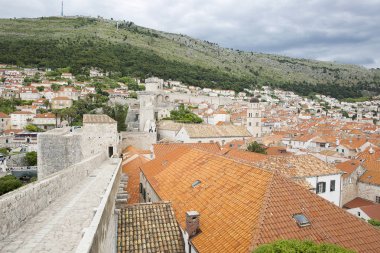 Bulutlu hava, Hırvatistan ile antik şehir duvarından eski şehir Dubrovnik turuncu çatıları görünümü