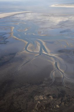 çamur ve kum banka su sarma ile düşük gelgit mudflat kıyı şeridi havadan görünümü, Frizya adası Ameland, Hollanda