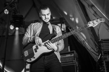 Traena, Norveç - 08 Temmuz 2016: Norveçli pop müzisyeni ve şarkıcı Dagny Norvoll Sandvik'in Traenafestival'deki konseri, küçük Traena adasında müzik festivali