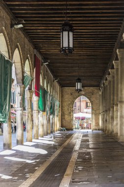 Venice 'in altındaki sokak atari salonu Eski balık pazarı, Venedik, İtalya
