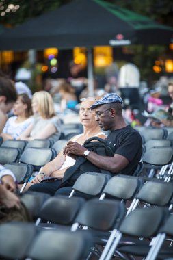Amsterdam, Hollanda - 24 Ağustos 2016: 18-27/08/2016 tarihleri arasında düzenlenen Dünya Sineması Amsterdam'da, Marie Heinekenplein'de Arjantin filmi Road to la Paz'ın açık hava gösteriminde izleyiciler