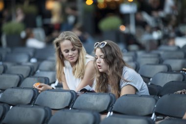 Amsterdam, Hollanda - 24 Ağustos 2016: 18-27/08/2016 tarihleri arasında düzenlenen Dünya Sineması Amsterdam'da, Marie Heinekenplein'de Arjantin filmi Road to la Paz'ın açık hava gösteriminde izleyiciler