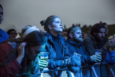 Traena, Norveç - 9 Temmuz 2016: Norveçli elektronik müzik ikilisi Ost & Kjex'in Traenafestival'deki konserinde seyirciler tezahürat yapıyor, traena adasında müzik festivali gerçekleşiyor
