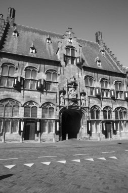 Eski ortaçağ Hollanda gable evinin önünde