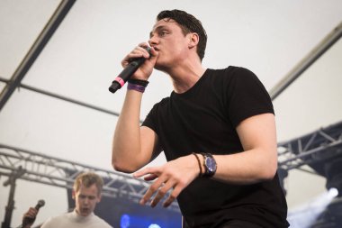 Traena, Norveç - 08 Temmuz 2016: Norveçli Pop grubunun Traenafestival'deki konserinde seyirciler tezahürat yapıyor, küçük Traena adasında müzik festivali gerçekleşiyor