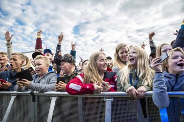 Traena, Norveç - 07 Temmuz 2016: Norveçli şarkıcı Astrid S'nin Traenafestivalen'deki konserinde tezahürat lar, küçük Traena adasında düzenlenen müzik festivali