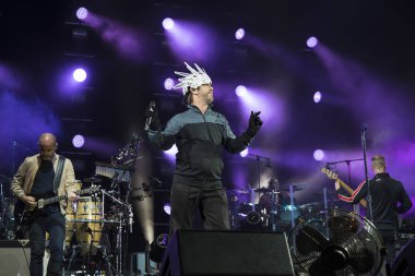 Nyon, İsviçre - 20 Temmuz 2017: İngiliz funk ve asit caz grubu Jamiroquai'nin Paleo Festivali'nde konseri