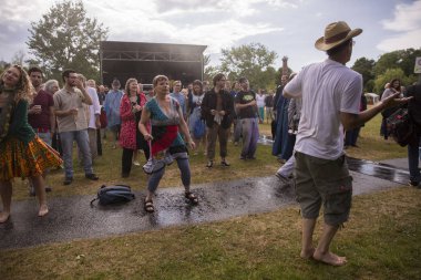 Amsterdam, Hollanda - 5 Temmuz 2015: Amsterdam Roots Open Air'de Tunuslu grup Bargou 08'in konseri sırasında seyirci dansı, Park Frankendael'de 05/07/2015 tarihinde kültürel festival düzenlendi