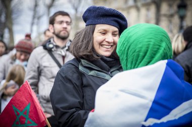 Paris, Fransa- 10 Ocak 2016: Place de la Repbublique, bombalı saldırı ve silahlı saldırı kurbanlarının anısına düzenlenen tören, Charlie Hebdo terör saldırısı ve 