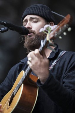 Traena, Norveç - 09 Temmuz 2016: Avustralyalı şarkıcı-söz yazarı ve müzisyen Ry X'in Traena müzik festivalinde Sana Adası'ndaki Kirkehelleren Katedralmağarası'nda konseri