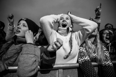 Traena, Norveç - 9 Temmuz 2015: Norveçli rock grubu Onklp & De Fjerne Slektningene'nin Traenafestival'deki konserinde silahla tezahürat taslayan hayranlar, traena adasında düzenlenen müzik festivali