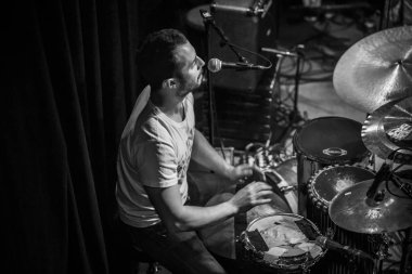 Amsterdam, Hollanda - 17 Şubat 2016: Paradiso Bitterzoet konser salonunda Mali Bko Quintet'ten Afrikalı grubun konseri.
