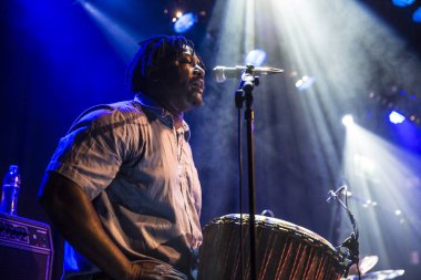 Amsterdam, Hollanda - 17 Şubat 2016: Paradiso Bitterzoet konser salonunda Mali Bko Quintet'ten Afrikalı grubun konseri.