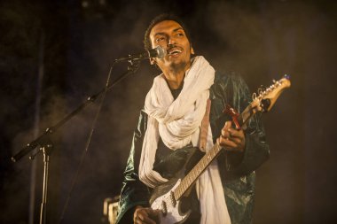Traena, Norveç - 10 Temmuz 2015: Rock blues dünya müziği Nigerien Tuareg sanatçısı Omara 