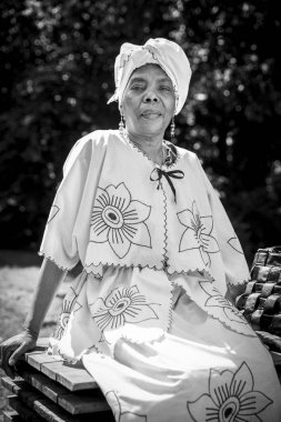 Amsterdam, Hollanda - 3 Temmuz 2016: Roots Open Air festivalinde geleneksel elbiseli yaşlı Karayip kadını, Oosterpark Amsterdam'da ücretsiz halka açık etkinlik