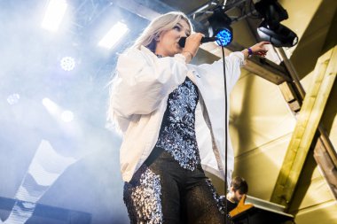 Traena, Norveç - 07 Temmuz 2016: Norveçli şarkıcı Astrid S'nin Traenafestival'deki konseri, küçük Traena adasında müzik festivali