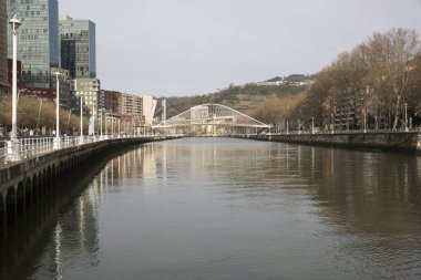 Bilbao, İspanya - 29 Ocak 2016: Nervion Nehri ve modern köprü Zubizuri mimarı Santiago Calatrava tarafından tasarlandı. Zubizuri, Campo Volantin Köprüsü veya Puente del Campo Volantin olarak da adlandırılan beyaz köprünün Bask bölgesidir..