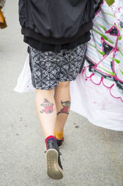 Traena, Norveç - 08 Temmuz 2015: Traenafestival sırasında Avrupa'nın en küçük gay Pride, Traena küçük adada yer alan müzik festivali little my dövme ile bacaklar üzerinde yakın.