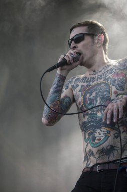 Traena, Norveç - 07 Temmuz 2016: Norveçli punk rock grubu Viagra Boys'un Traenafestival'deki konseri, traena adasında müzik festivali gerçekleşiyor