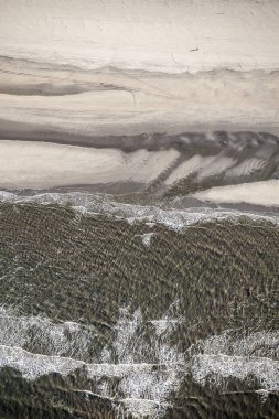 Kum, Ameland islad, Friesland, Hollanda dalgalar tarafından oluşturulan şekiller, çizgiler ve desenler ile kıyının havadan görünümü