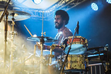 Traena, Norveç - 9 Temmuz 2016: Norveçli Punk Rock grubu Kuuk'un Traenafestival'deki konseri, küçük Traena adasında müzik festivali gerçekleşiyor