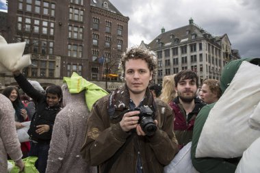 Amsterdam, Hollanda, Noord Holland - Cumartesi, Nisan 4 2015 - Dünyanın çeşitli şehirlerinde düzenlenen uluslararası yastık mücadele günü kapsamında Dam Meydanı'nda Yastık Fight