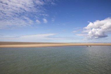 Deniz kıyısı manzarası, su, kumsal ve beyaz bulut, Royan, Fransa yakınlarında garonne halis