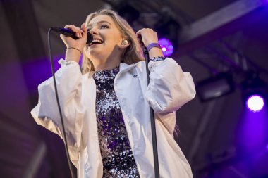 Traena, Norveç - 07 Temmuz 2016: Norveçli şarkıcı Astrid S'nin Traenafestival'deki konseri, küçük Traena adasında müzik festivali