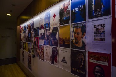 Amsterdam, Hollanda - 18 Ağustos 2016: Dünya Sineması Amsterdam festivali sırasında Rialto Sineması'nda film afişleri, 18-27/08/2016 tarihleri arasında düzenlenen dünya film festivali