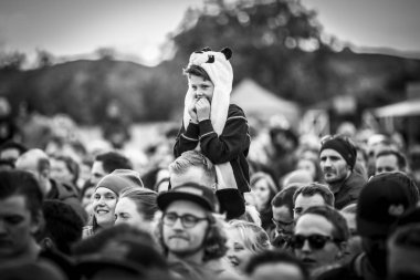 Traena, Norveç - 07 Temmuz 2016: Norveçli şarkıcı Astrid S'nin Traenafestivalen'deki konserinde babasının omzunda küçük çocuk, traena adasında müzik festivali gerçekleşiyor