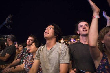 Nyon, İsviçre - 19 Temmuz 2017: Kanadalı rock grubu Arcade Fire'ın Paleo Festivali konserinde tezahürat ve dans dinleyicileri