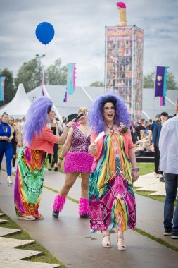 Amsterdam, Hollanda - 29 Temmuz 2017: Westerpark Milkshake Festivali'nde 2 çok florlu renkli gay travesti erkek