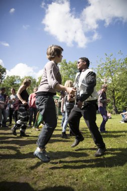 Amsterdam, Hollanda - 3 Temmuz 2016: Dünya müziği Afrikalı grup Baba Commandant ve Mandingo Band'in Amsterdam Roots Open Air'de dans eden ve zıplayan genç kadın konseri, Oosterpark'ta düzenlenen ücretsiz halk kültür festivali