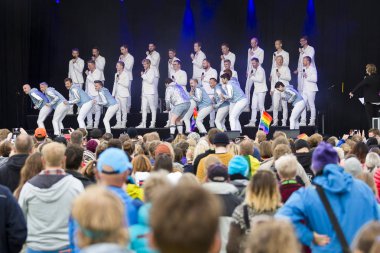 Traena, Norveç - 7 Temmuz 2017: Norveçli eşcinsel korosu Oslo Fagottkor'un Traenafestival'deki konseri, küçük Traena adasında müzik festivali