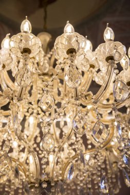 antik kristal avize yakın