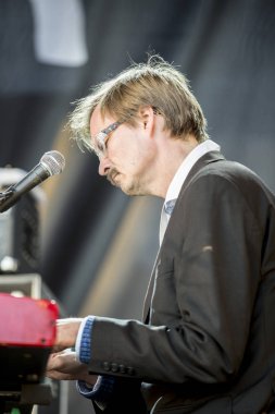 Traena, Norveç - 12 Temmuz 2014: İsveçli şarkıcıstefan Sundstrom ve Franska Trion'un Traenafestival'deki konseri sırasında, küçük Traena adasında müzik festivali gerçekleşiyor