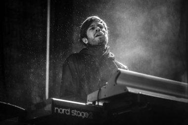 Traena, Norveç - 10 Temmuz 2015: Norveçli sanatçı Emilie Nicolas'ın Traenafestival'deki konseri, küçük Traena adasında müzik festivali