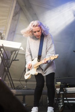 Traena, Norveç - 9 Temmuz 2016: Norveçli müzisyen ve söz yazarı Bendik'in Traenafestival'deki konseri, küçük Traena adasında müzik festivali