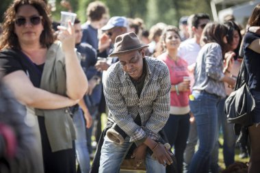 Amsterdam, Hollanda - 3 Temmuz 2016: Alternatif Cezayirli grup Djmawi Africa'nın Amsterdam Roots Open Air konseri sırasında dans eden adam, Oosterpark'ta düzenlenen ücretsiz halk kültür festivali