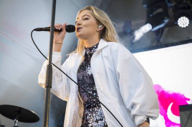 Traena, Norveç - 07 Temmuz 2016: Norveçli şarkıcı Astrid S'nin Traenafestival'deki konseri, küçük Traena adasında müzik festivali