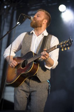 Traena, Norveç - 12 Temmuz 2014: İzlandalı şarkıcı Mugison'un Traenafestival'deki konseri sırasında, küçük Traena adasında müzik festivali gerçekleşiyor