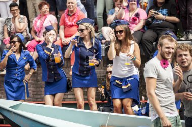 Amsterdam, Hollanda - 1 Ağustos 2015: Katılımcıların korunması insan hakları ve sivil eşitlik - Prinsengracht, Amsterdam Eşcinsel gurur geçit için yıllık olay