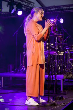 Traena, Norveç - 08 Temmuz 2016: Norveçli Pop Indie şarkıcısı Katrin Froder'In Traenafestival'deki konseri, traena adasında müzik festivali gerçekleşiyor