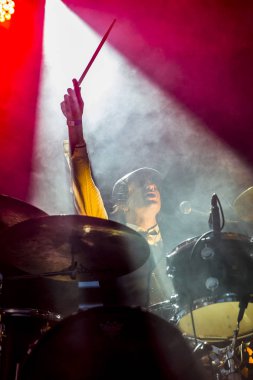 Traena, Norveç - 08 Temmuz 2016: Norveçli folk ve rock grubu Violet Road'un Traenafestival'de konseri, Norveç'in küçük Traena adasında müzik festivali düzenleniyor