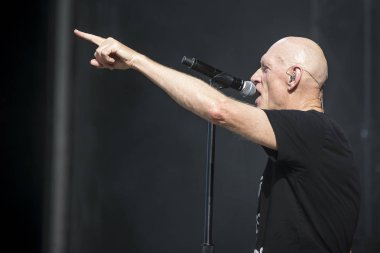 Nyon, İsviçre - 19 Temmuz 2017: Avustralyalı rock grubu Midnight Oil'in Paleo Festivali'nde konseri
