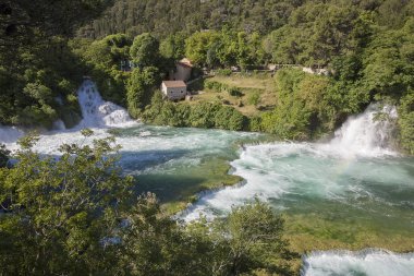 Krka Milli Parkı'ndaki şelalenin havadan görünümü