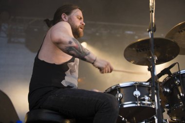 Traena, Norveç - 12 Temmuz 2014: İzlandalı şarkıcı Mugison'un Traenafestival'deki konseri sırasında, küçük Traena adasında müzik festivali gerçekleşiyor