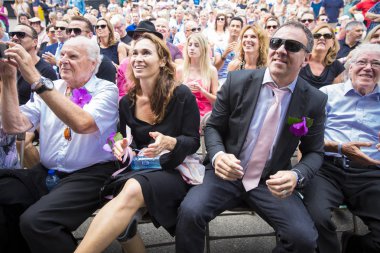 Amsterdam, Hollanda 23 Temmuz 2016: Amsterdam Gay Pride derneği direktörü Lucien Spee ve Victor'un Vondelpark'ta düğün töreni 