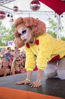 Amsterdam, Hollanda - 30 Temmuz 2017: Westerpark Milkshake Festivali'nde sahne bir sünger Bob kazak ile giymiş bir drag queen ile gösteri