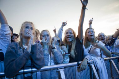 Traena, Norveç - 9 Temmuz 2016: Norveçli Punk Rock grubu Kuuk'un Traenafestival'deki konseri, küçük Traena adasında müzik festivali gerçekleşiyor